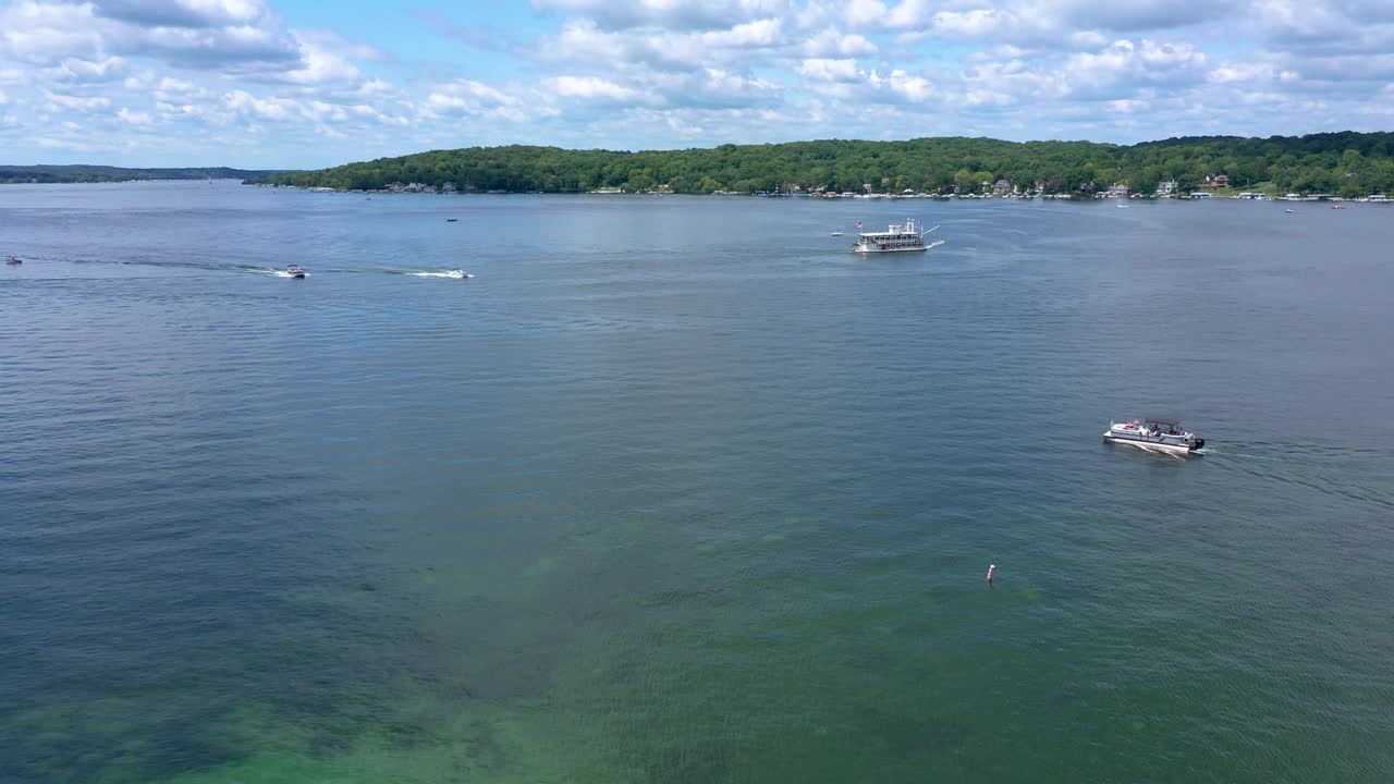 夏日湖上游船的鸟瞰视频素材