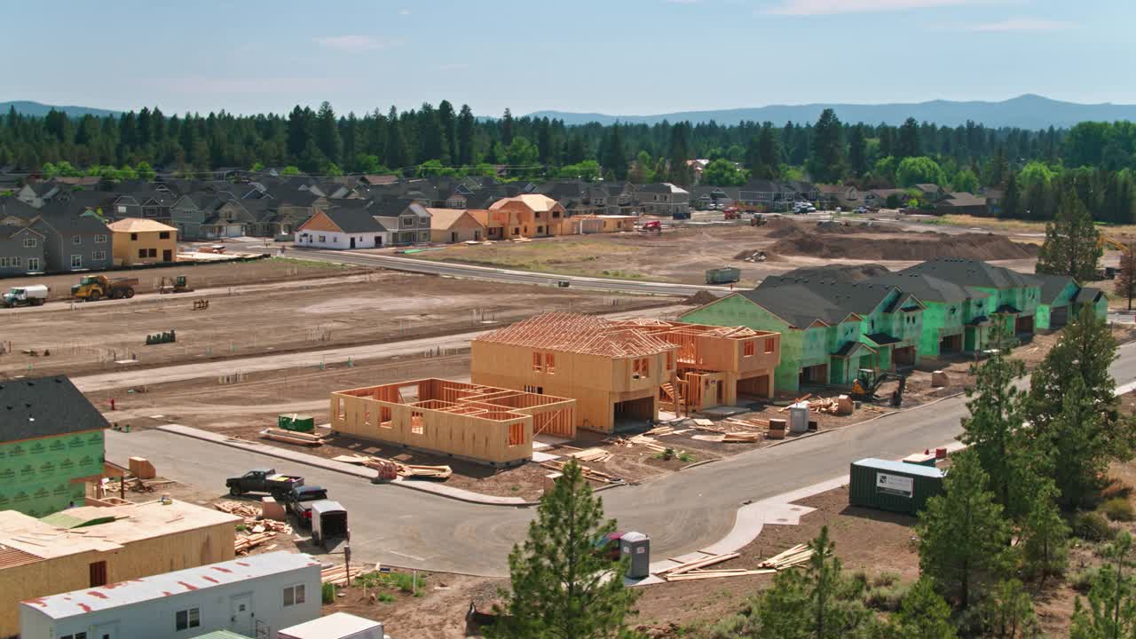 俄勒冈州本德的住房建设和新住宅-航拍视频素材