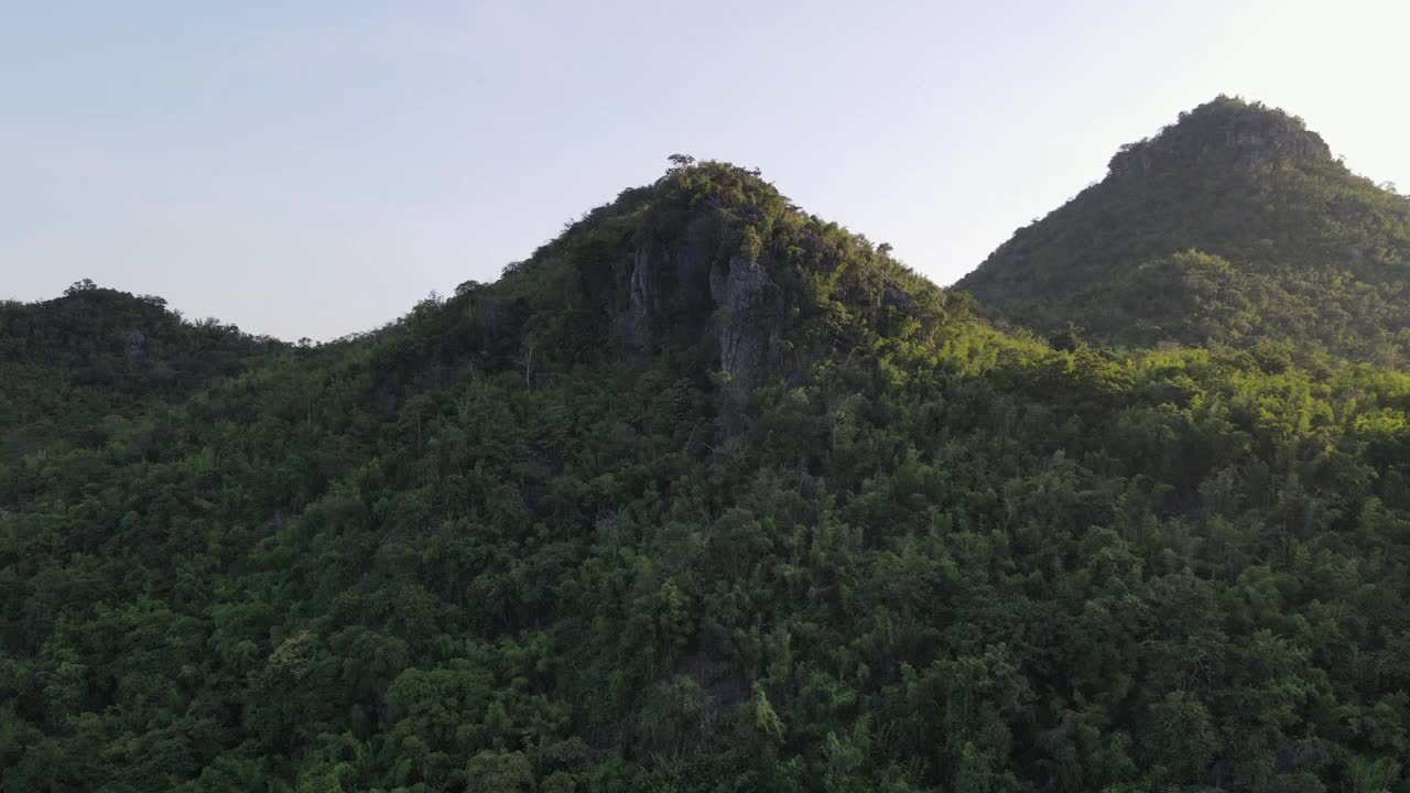 在夕阳下飞过绿色的大自然，航拍视频素材