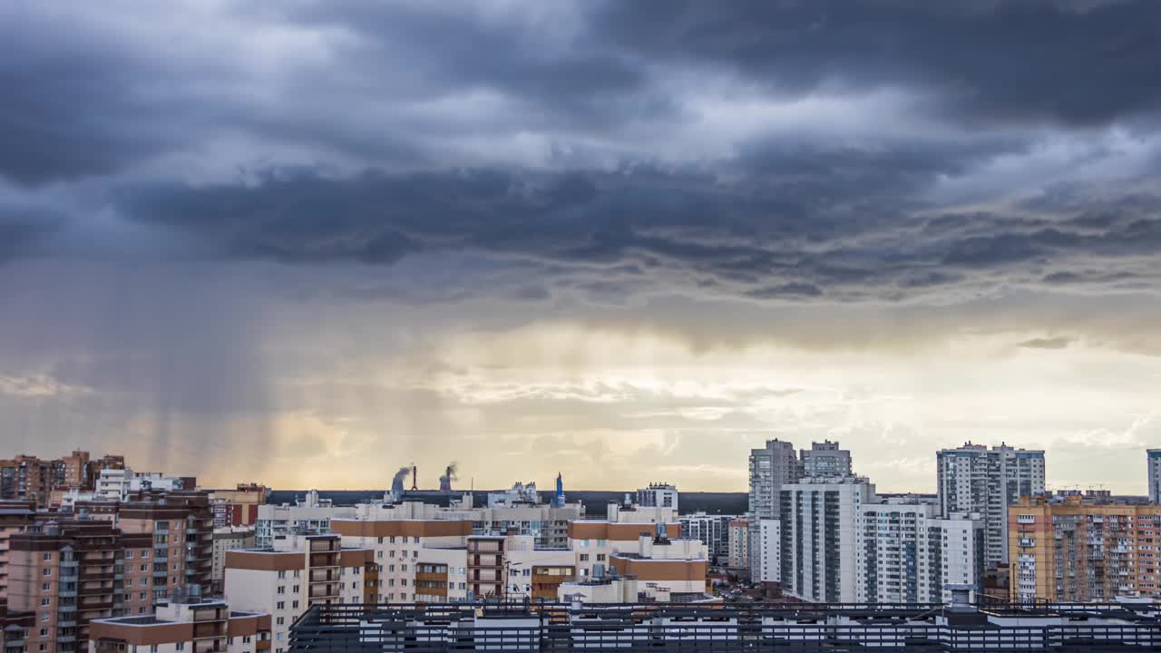 雷雨笼罩着城市，暴风雨中的乌云笼罩着城市的住宅楼视频素材