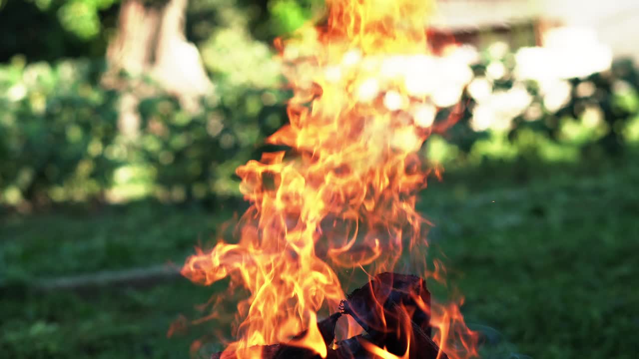 温暖的火焰的特写镜头。壁炉的概念视频素材