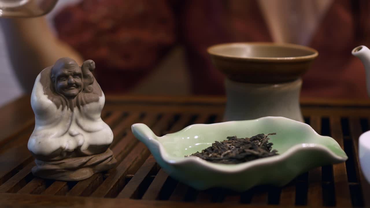 茶道是将茶壶里的沸水倒在石像上泡制中国绿茶。一个特殊的木制桌子泡茶的传统射线茶cerimonium视频素材