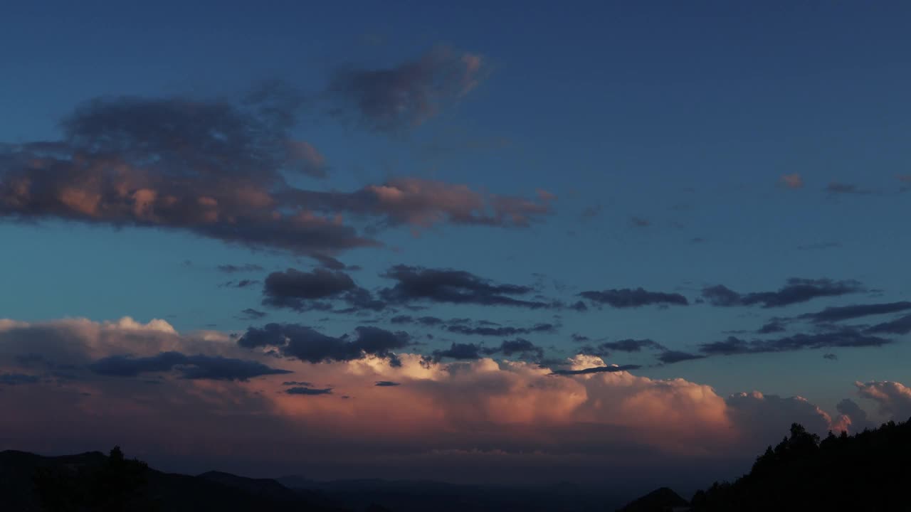 4K天空时间流逝，美丽的背景，天空摩天大楼的时间流逝，蓝天白云和阳光视频素材