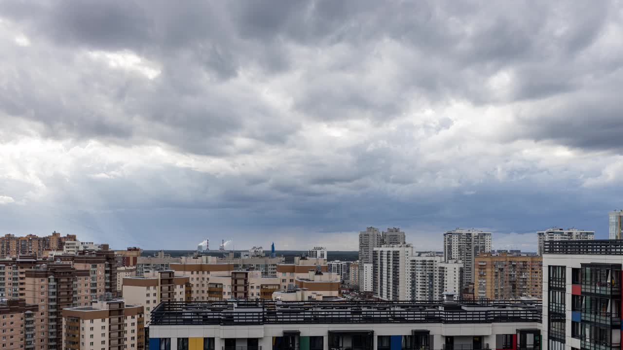 雷雨笼罩着城市，暴风雨中的乌云笼罩着城市的住宅楼视频素材