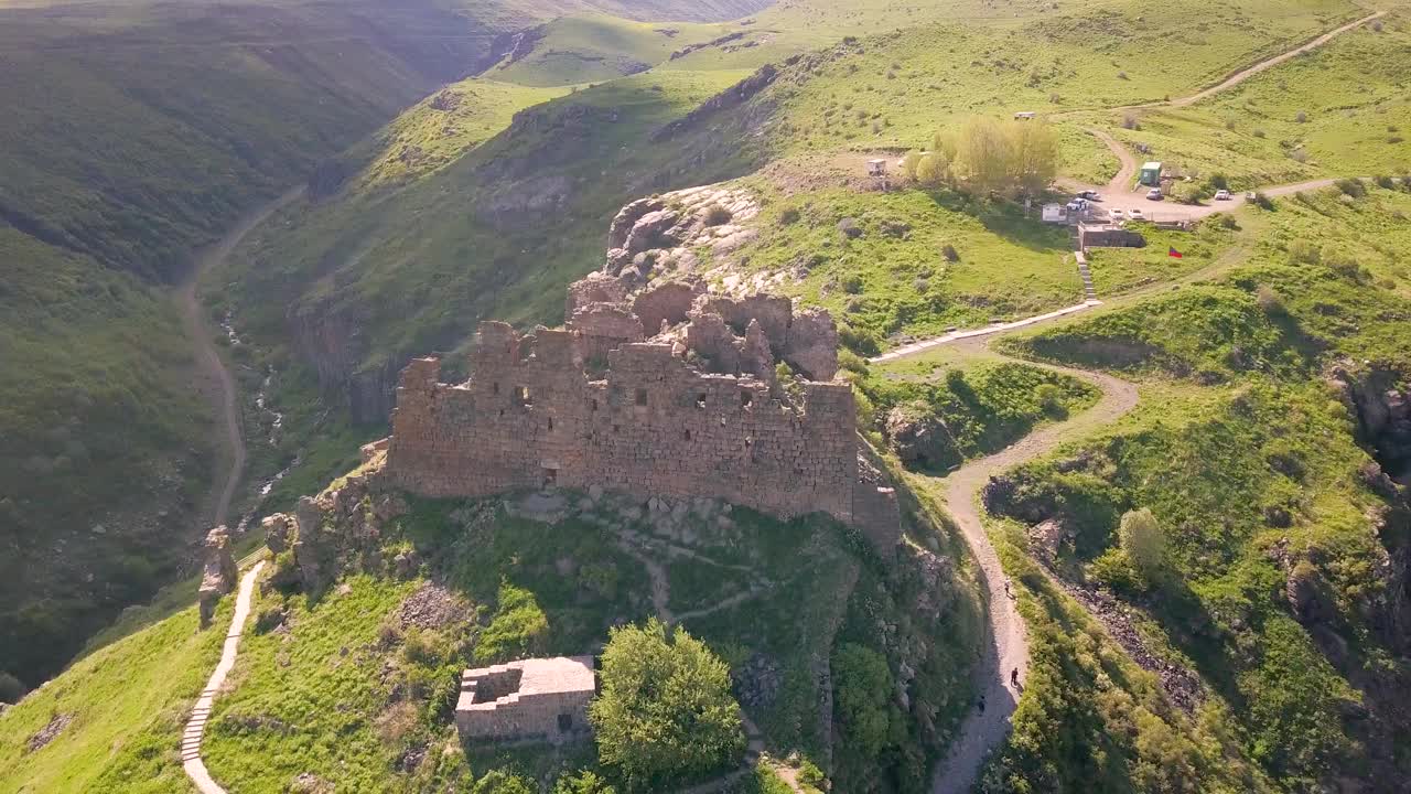 鸟瞰图著名的中世纪遗迹琥珀要塞在山中深峡谷。在亚美尼亚的旅游景点和观光视频素材