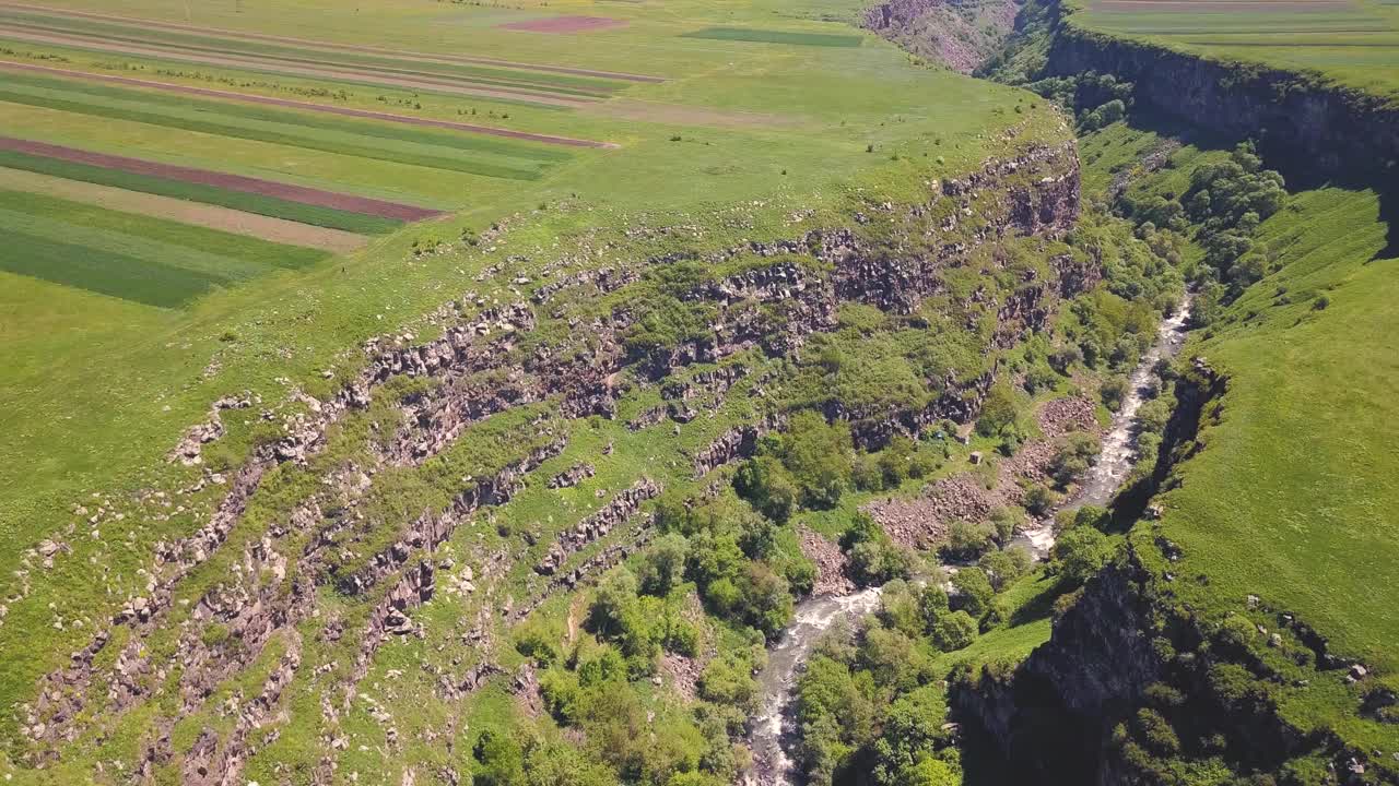 一架无人机在亚美尼亚Dzoraget河的深谷上空飞行。外高加索的自然和旅游的概念视频素材