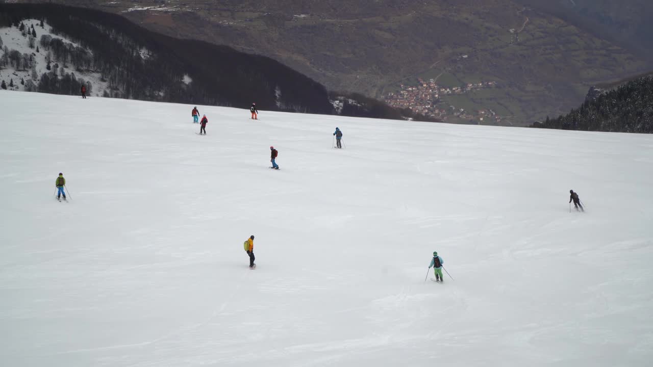 专业滑雪者和山顶滑雪者，极限冒险搭便车滑雪和单板滑雪。冬季运动和肾上腺素概念视频素材