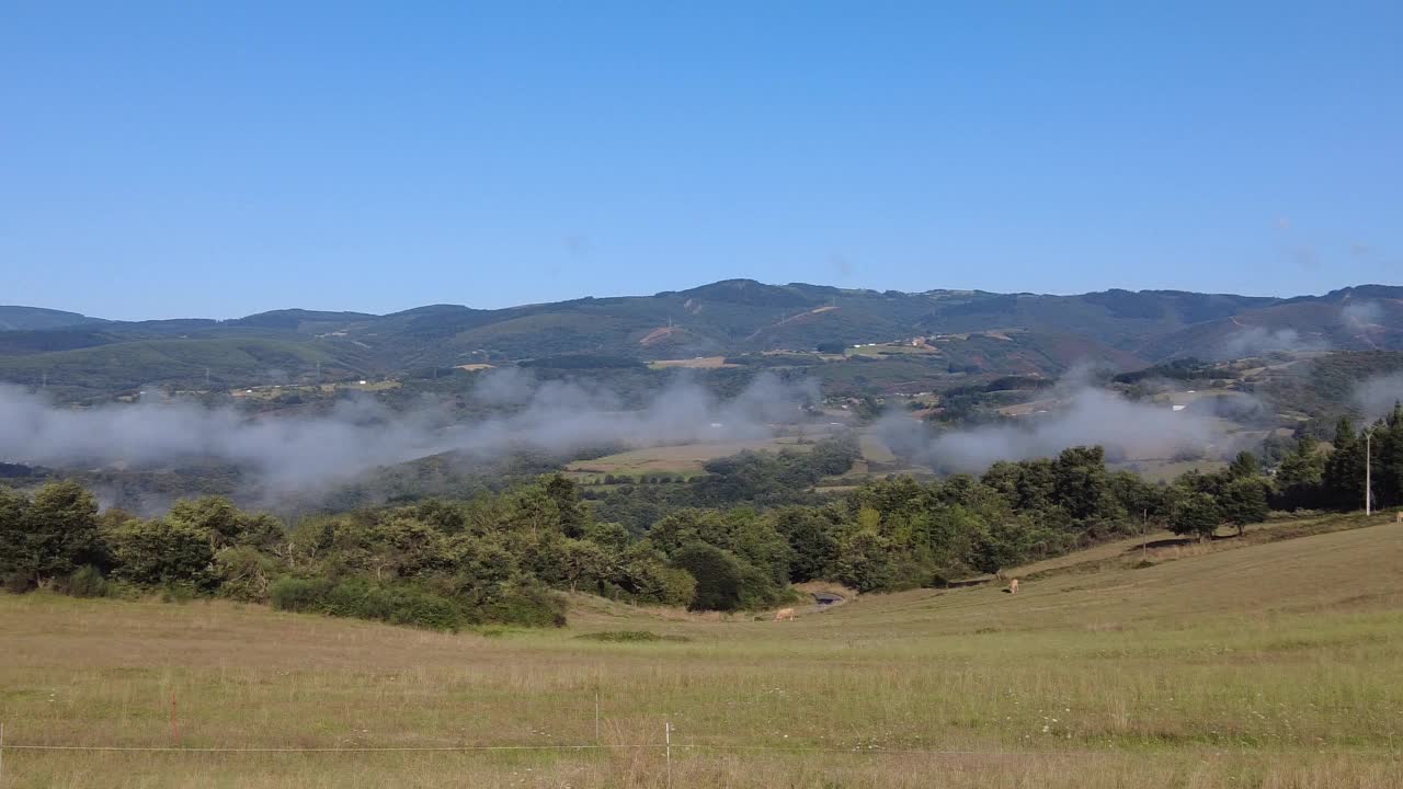 西班牙卢戈奥斯安卡雷斯山脉塞特卡巴洛斯山顶的牧场和晨雾视频下载