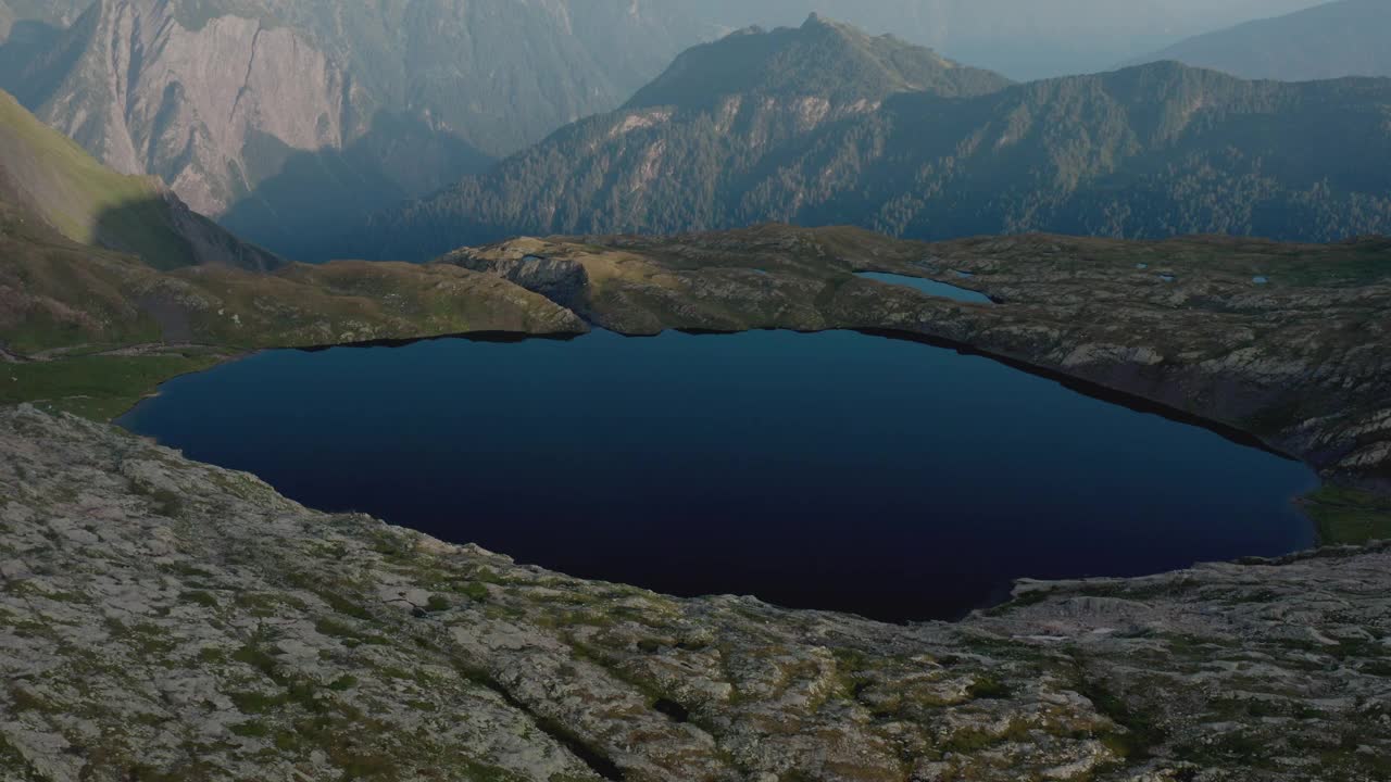 无人机拍摄的阿尔卑斯山高山湖泊视频素材