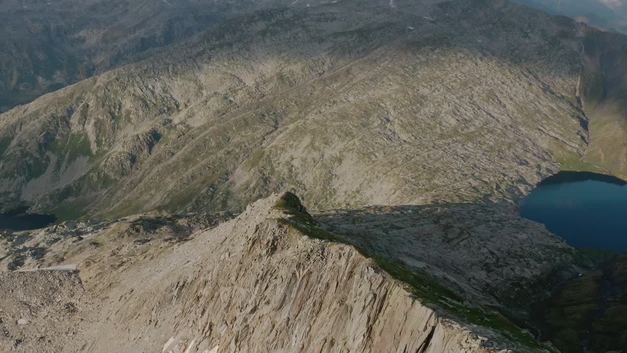 无人机拍摄的阿尔卑斯山高山湖泊视频素材