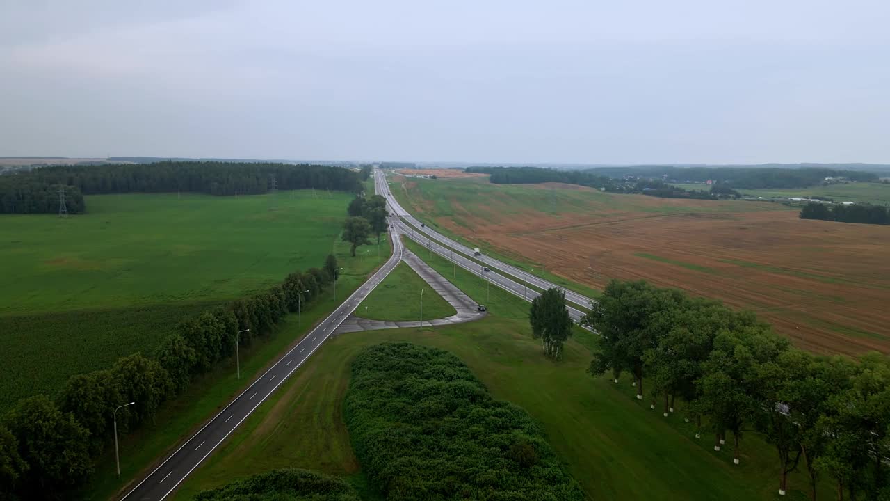 汽车在高速公路上行驶的鸟瞰图。公路外的城市全景从上面。物流的概念。视频素材