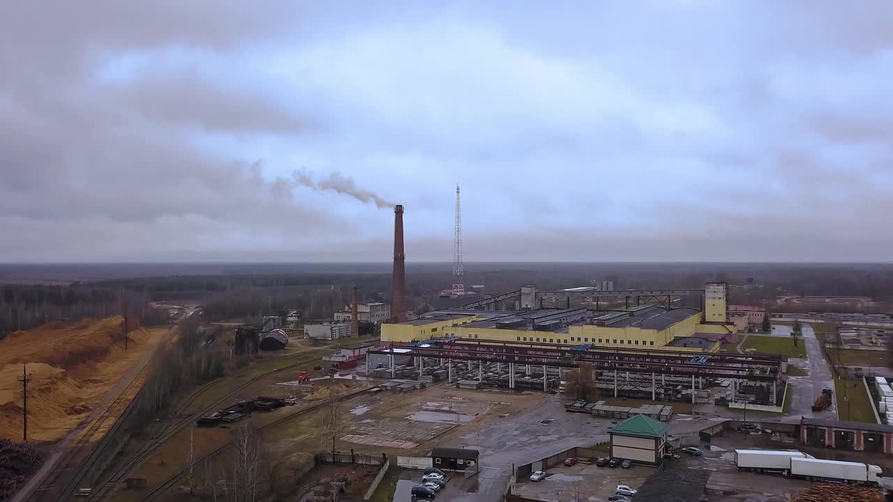 鸟瞰图的老砖火电厂与冒烟的烟囱。戏剧性的天空背景。生态问题的概念。视频素材