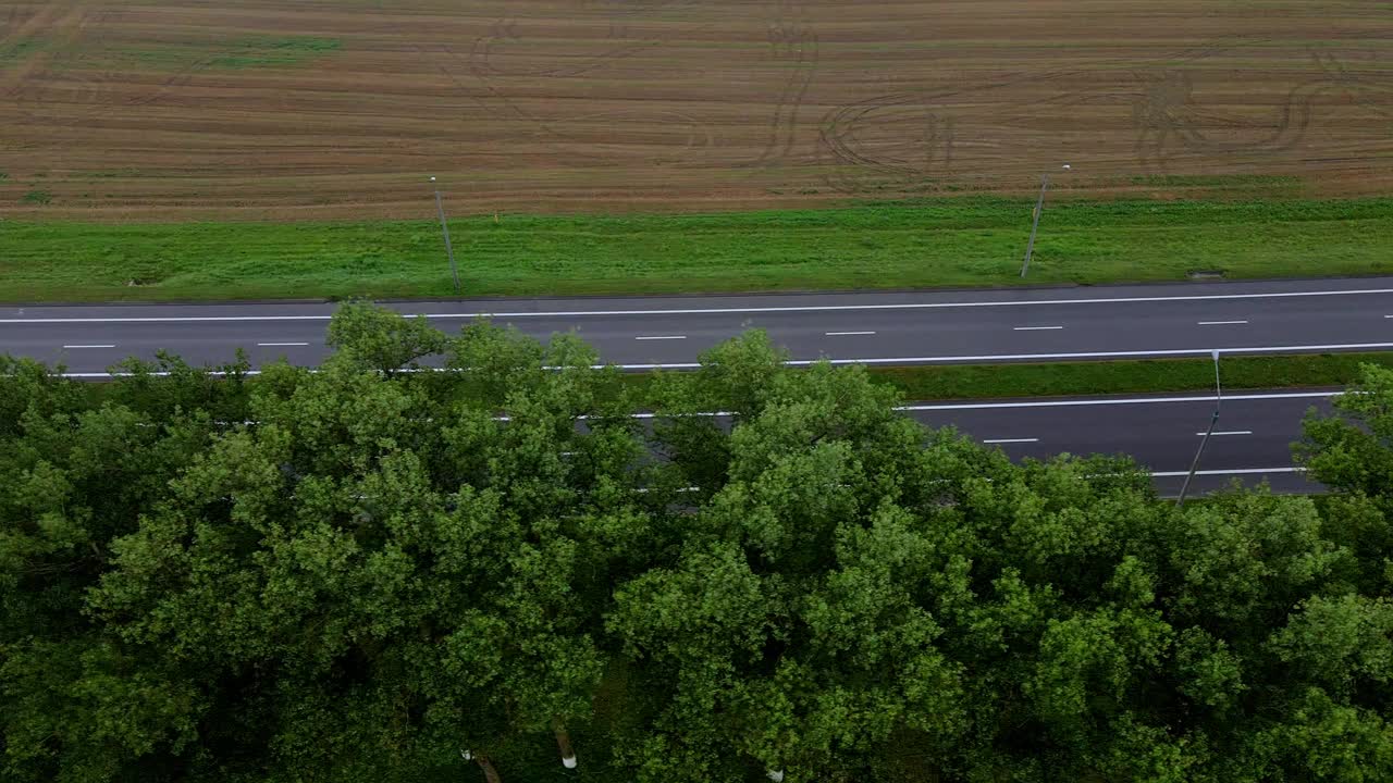 汽车在高速公路上行驶的鸟瞰图。公路外的城市全景从上面。物流的概念。视频素材