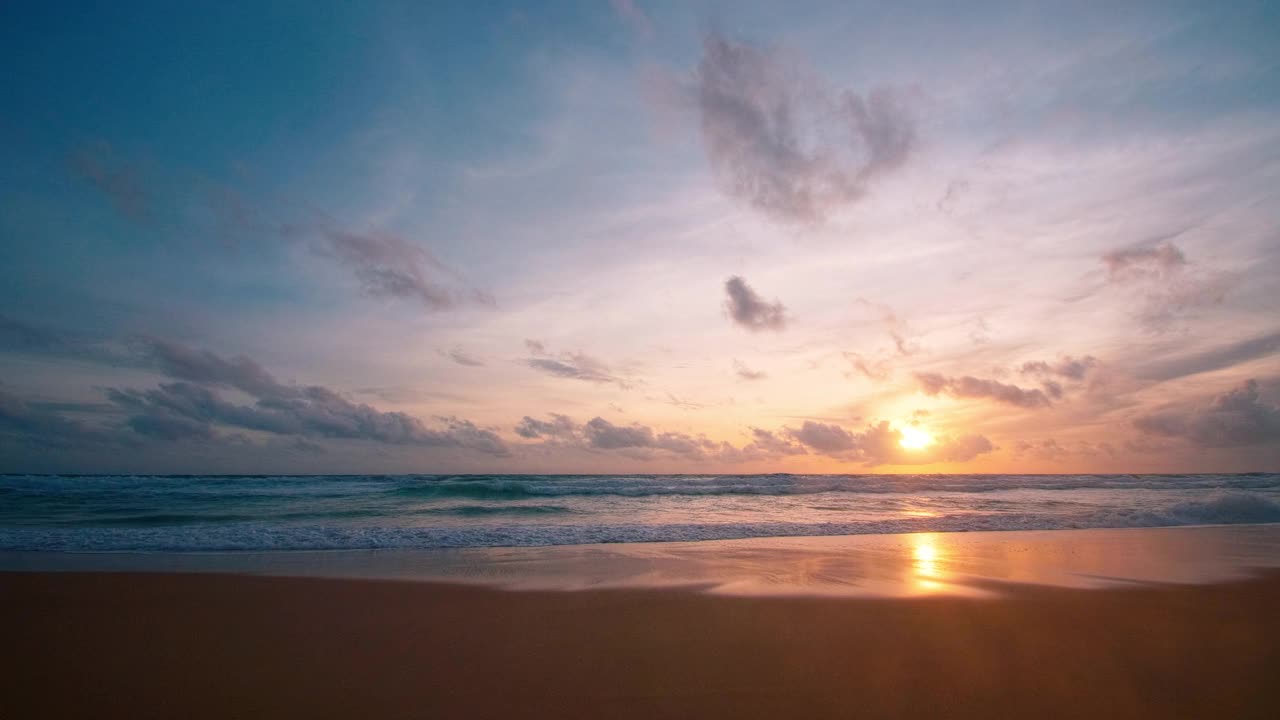 4K美丽的热带海滩，日落天空。美丽的普吉岛海滩是著名的安达曼海避暑胜地。区域无人机视野热带海滩与日落的海上视频素材