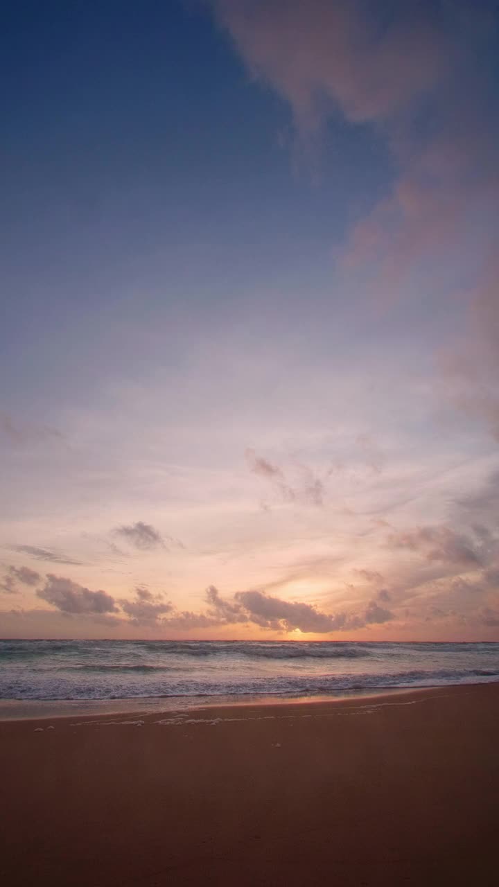 美丽的热带海滩，日落天空。美丽的普吉岛海滩是著名的安达曼海避暑胜地。区域无人机视野热带海滩与日落的海上。垂直镜头视频素材