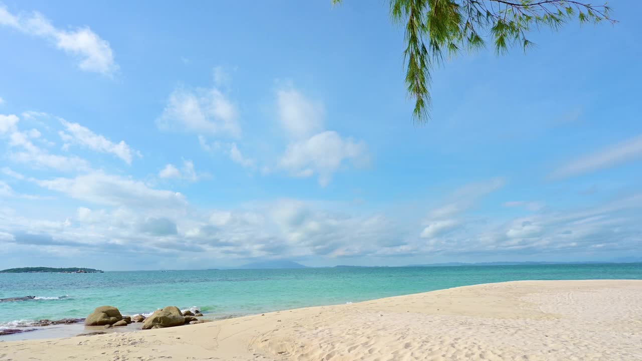 美丽的沙滩和海浪与蓝天和白云的背景。视频素材