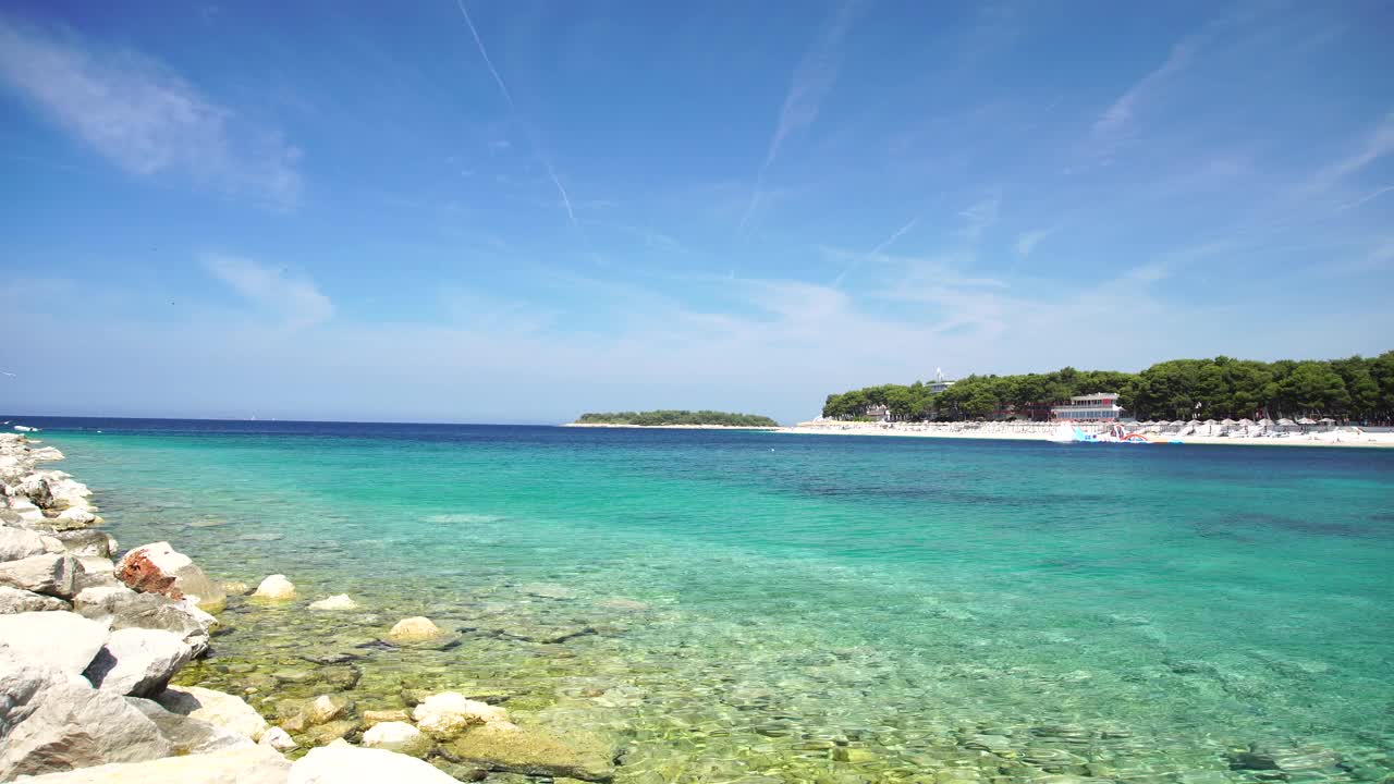 岩石海岸附近蔚蓝的大海视频素材