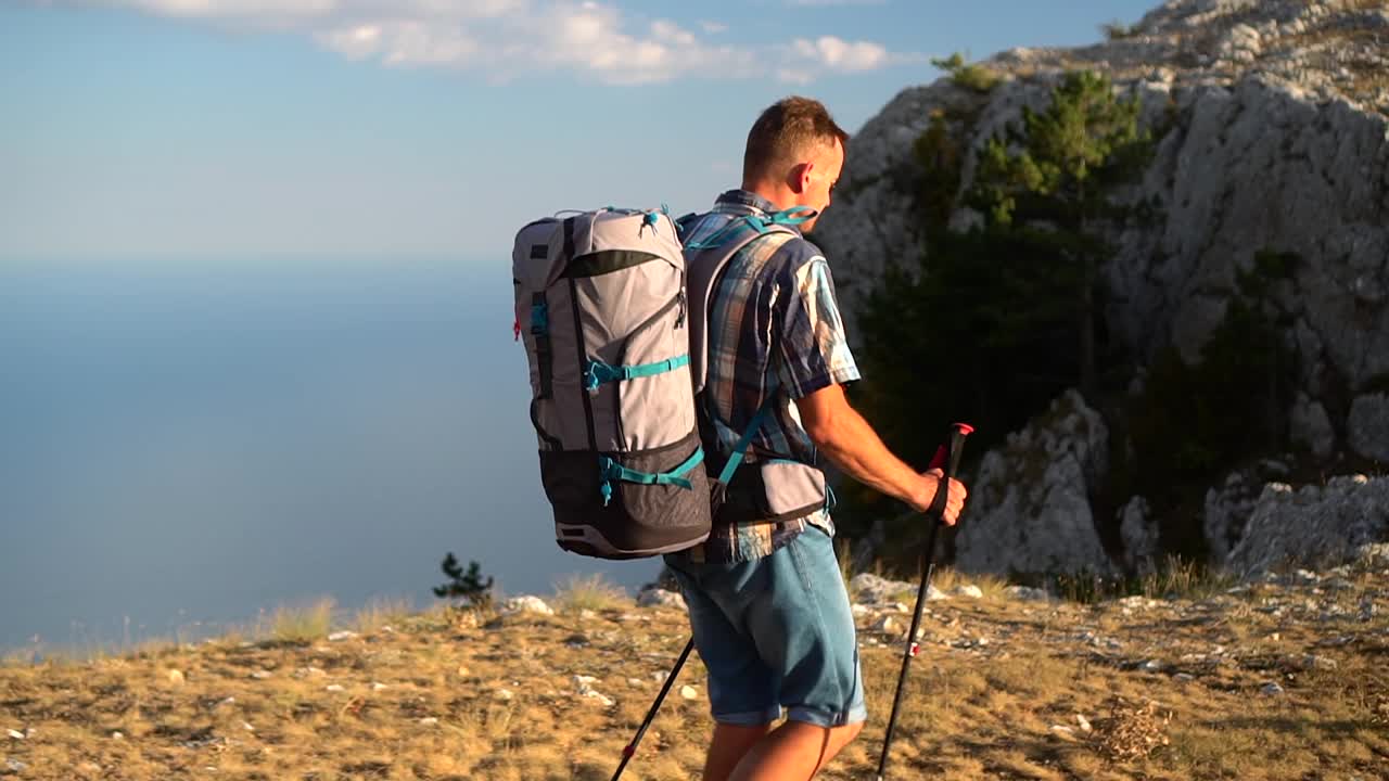 年轻的运动员正在美丽的自然地区登山视频素材