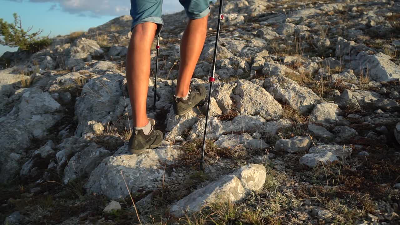 在秋天的一天，在乡村旅行的年轻人爬山的近景SPBD视频素材