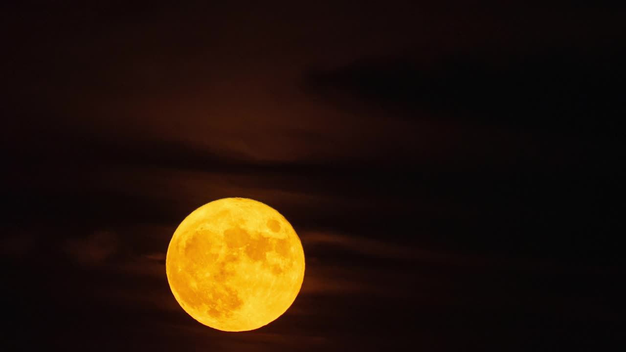 夜晚的满月和白云笼罩在培果新城上空/韩国，京畿道始兴市视频素材