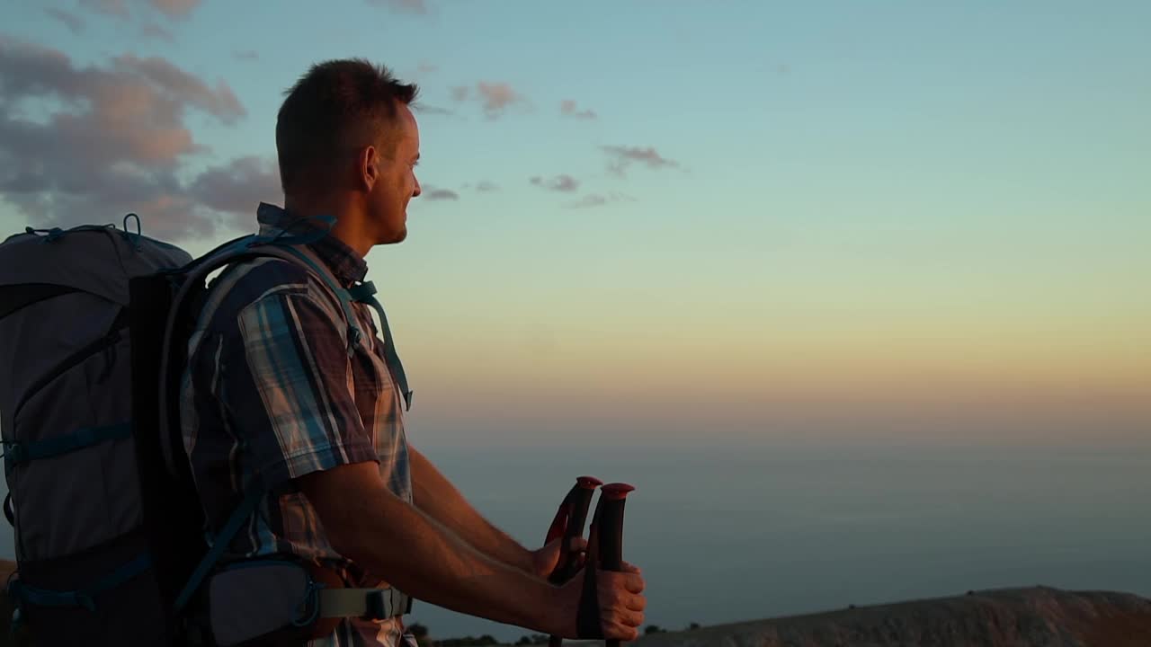 中年徒步旅行者快乐的看大自然在日落黄昏Spbd。人登山旅行视频素材