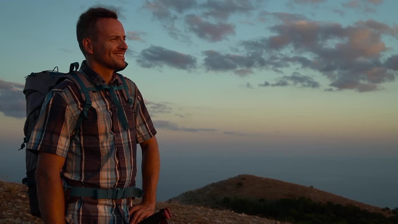 年轻的男性徒步旅行者看惊人的海景和站在悬崖上旅行spbd视频素材