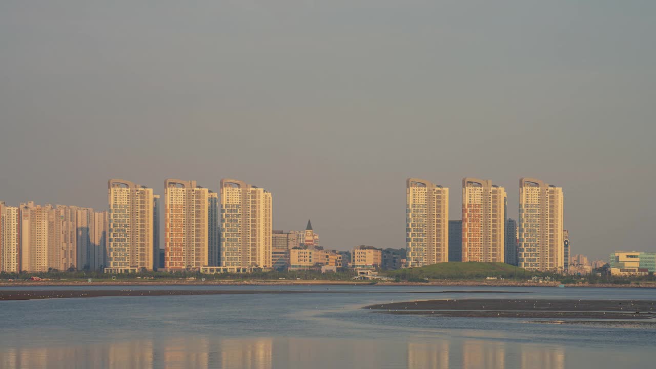 韩国京畿道始兴市，满月落潮时，黄海附近的百果新城公寓的白天到晚上的景色视频素材