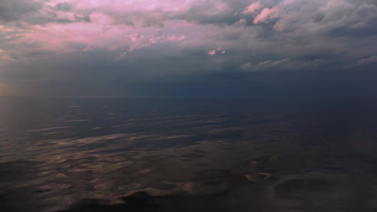 波罗的海雨后明亮的夏日落日视频素材