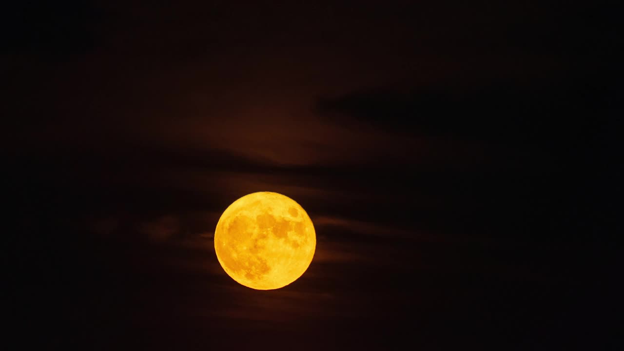 夜晚的满月和白云笼罩在培果新城上空/韩国，京畿道始兴市视频素材