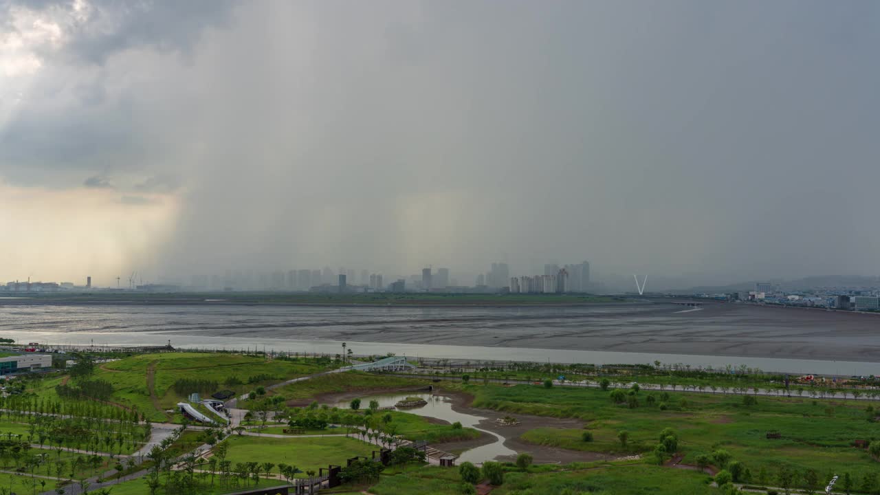 白天下暴雨的培果新城市培果生命公园和松岛国际商圈附近的市中心景观/京畿始兴市视频素材