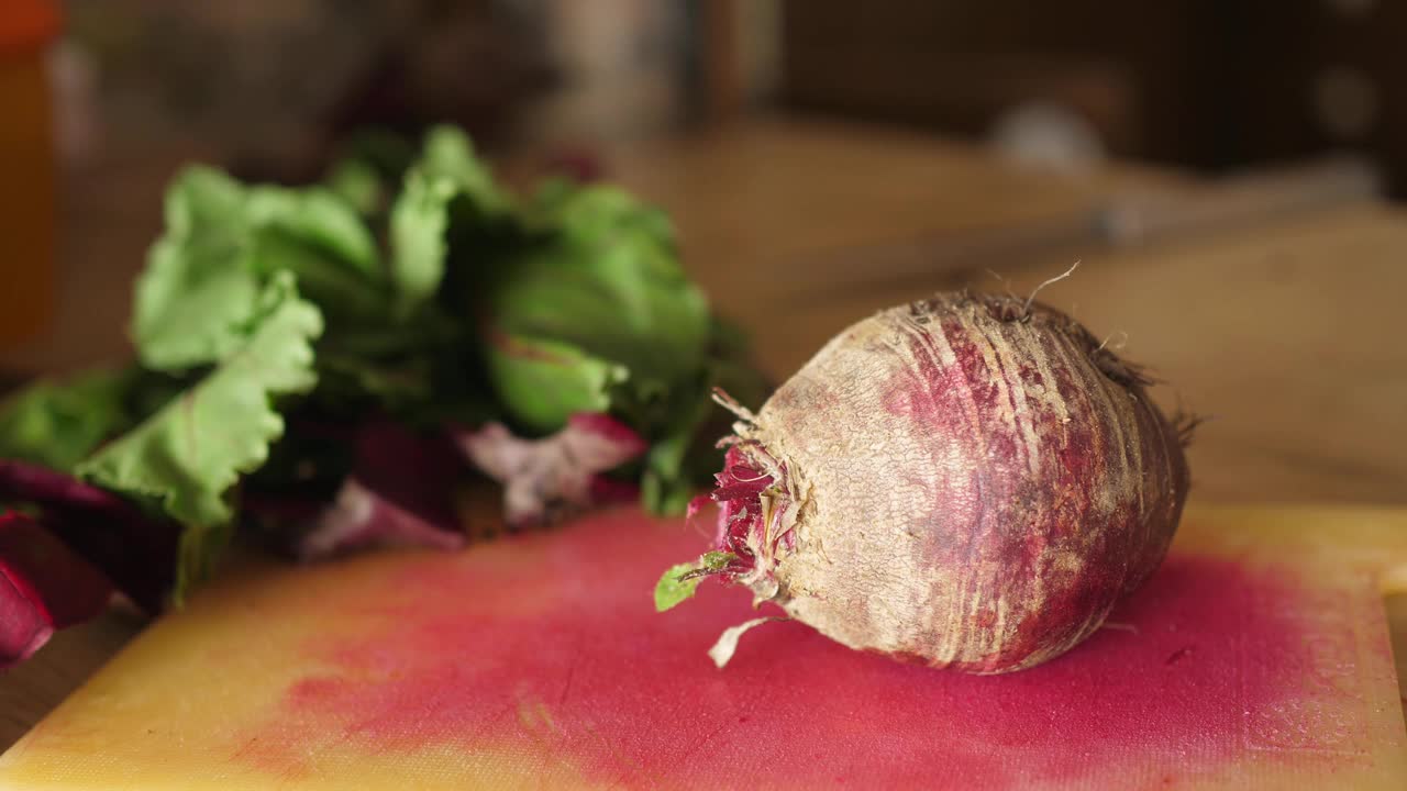 甜菜根削皮切片甜菜根冷汤，甜菜根冷汤视频素材