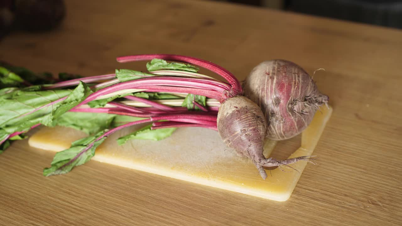 甜菜根切片作冷汤，冷汤用甜菜视频素材