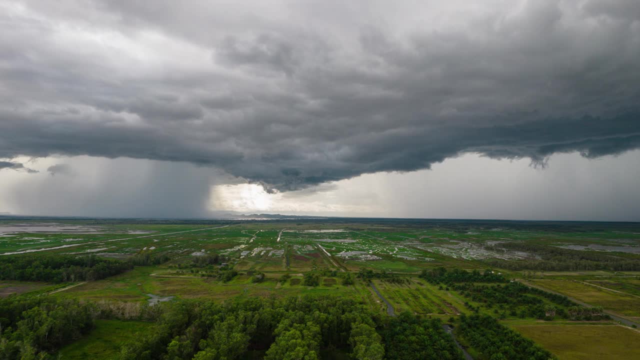 时间流逝暴雨阴云密布。农村城镇视频素材