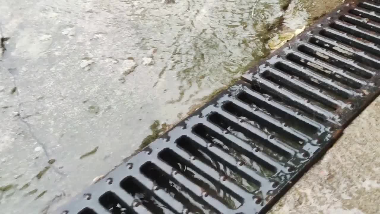 排水格栅。雨水和流水。特写镜头。风暴及排水概念视频素材