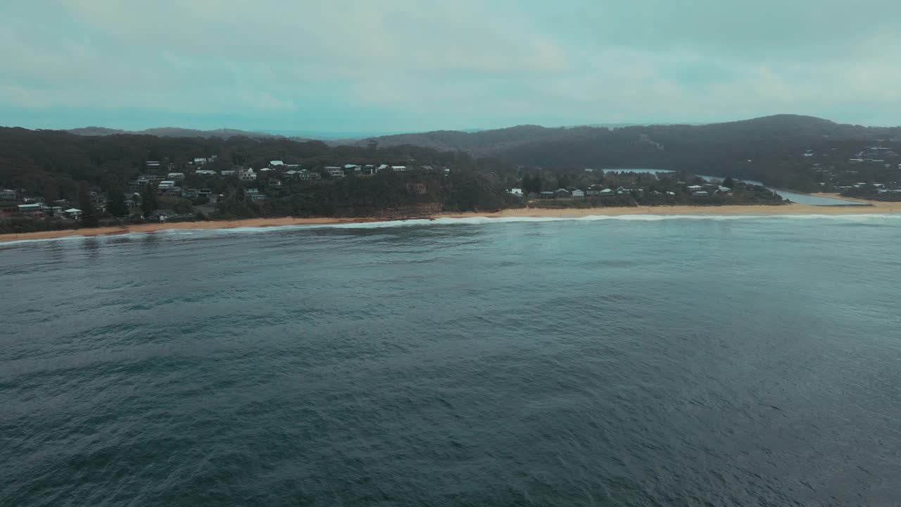 澳大利亚新南威尔士州中央海岸麦克马斯特海滩附近的村庄海景视频素材