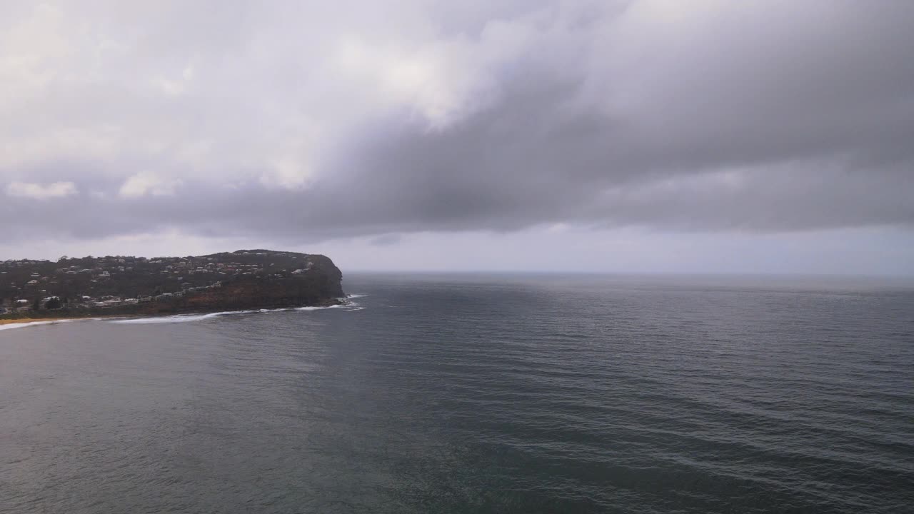 澳大利亚新南威尔士州中央海岸麦克马斯特海滩附近的村庄海景视频素材