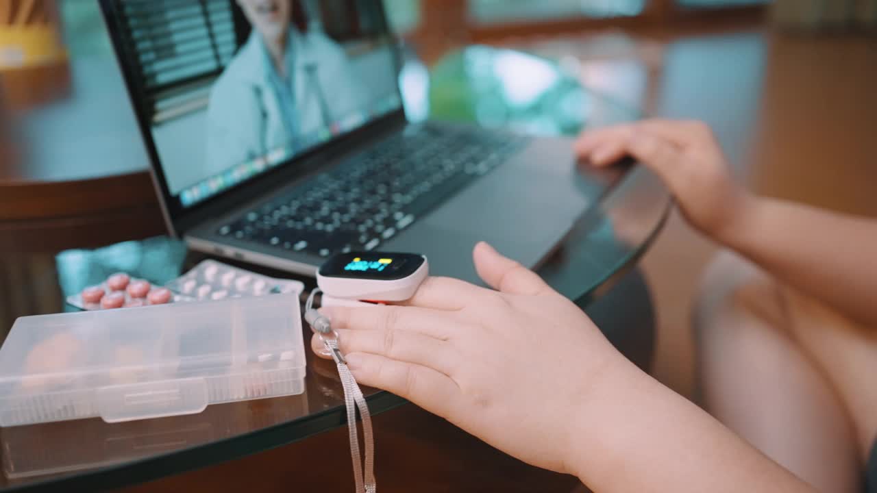 妇女用脉搏血氧计测量，在家健康视频素材