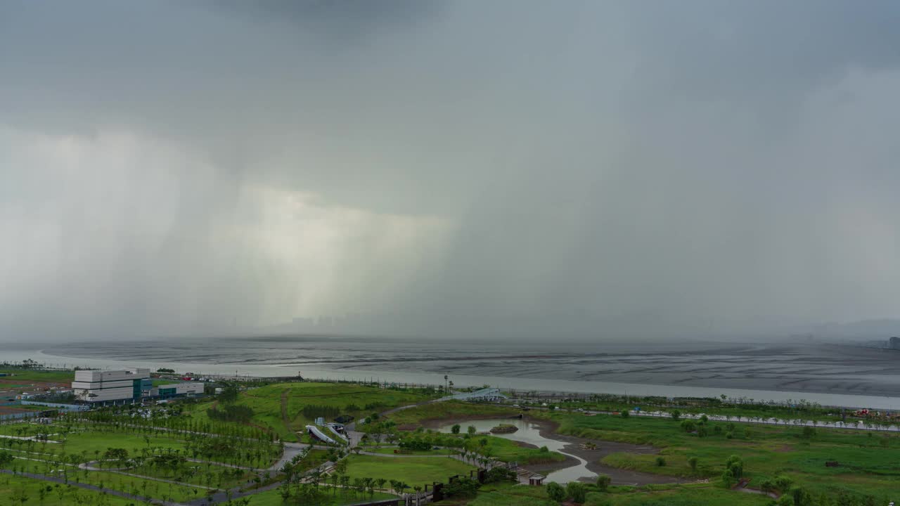 白天下暴雨的培果新城市培果生命公园和松岛国际商圈附近的市中心景观/京畿始兴市视频素材