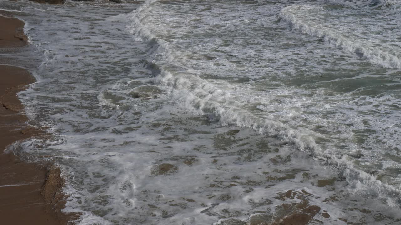 浪花飞溅的Le Pouldu海滩，Finistere部门，布列塔尼，法国视频素材