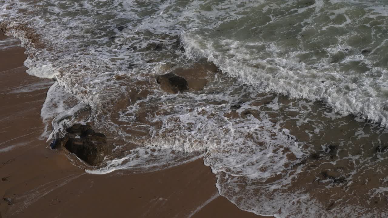 浪花飞溅的Le Pouldu海滩，Finistere部门，布列塔尼，法国视频素材