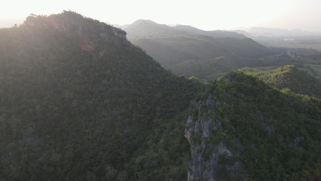 夕阳下的绿山，航拍视频素材