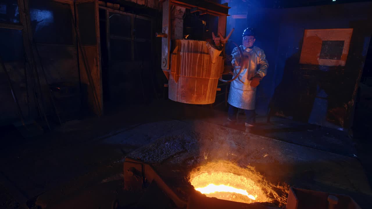 铸造工人在铸造车间手工浇注钢水视频素材