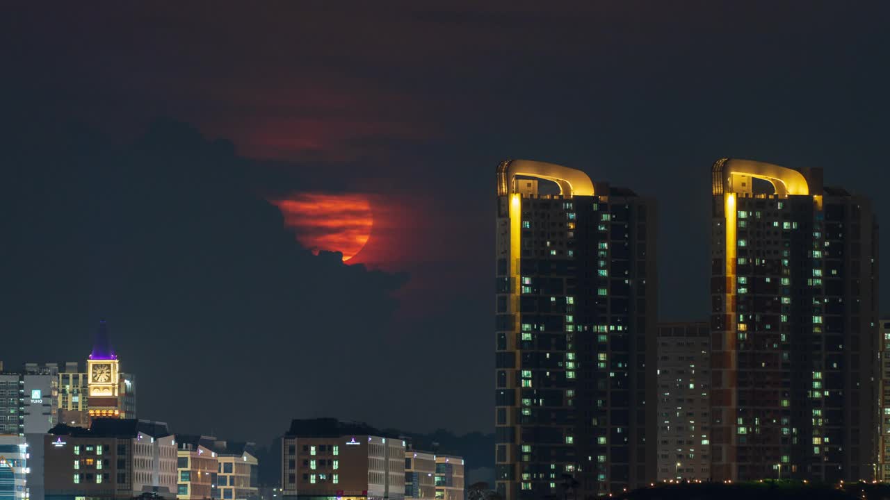 韩国，京畿道始兴市，培果新城公寓的夜晚视频素材