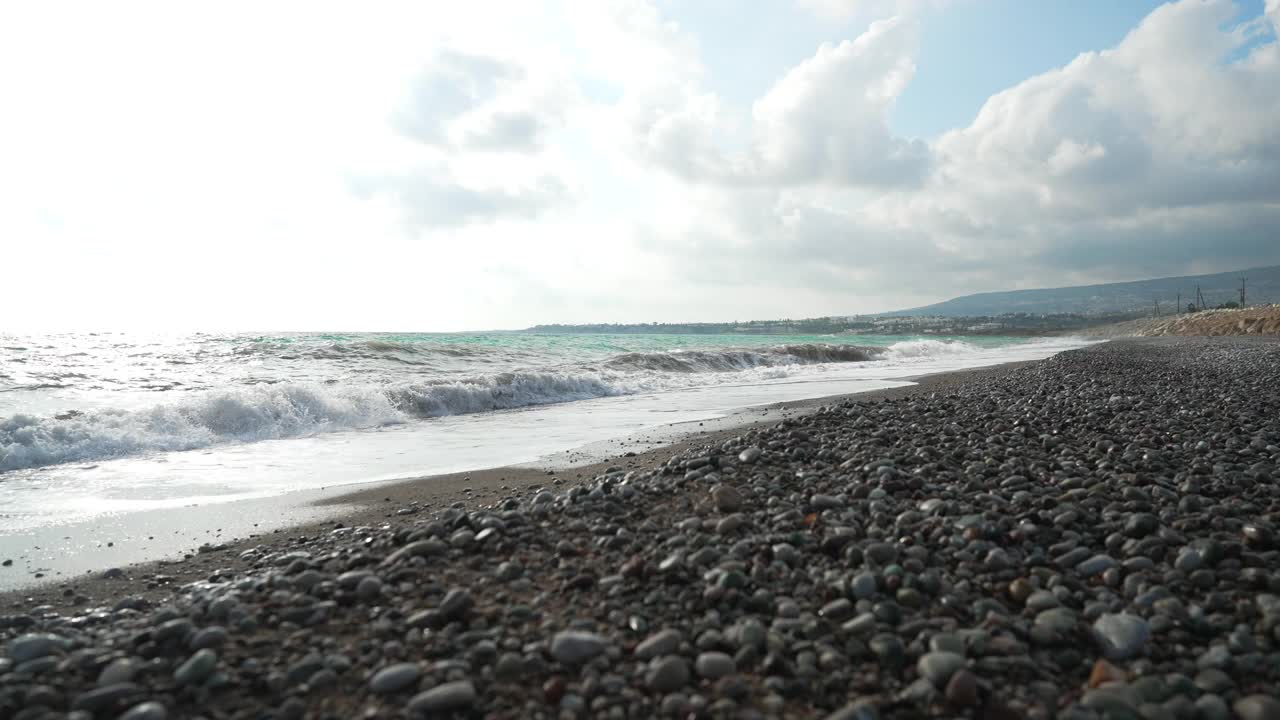 蓝绿色的地中海海浪在日落时翻滚在海岸上。风景如画的度假胜地，没有人在户外。美丽的大自然。视频素材