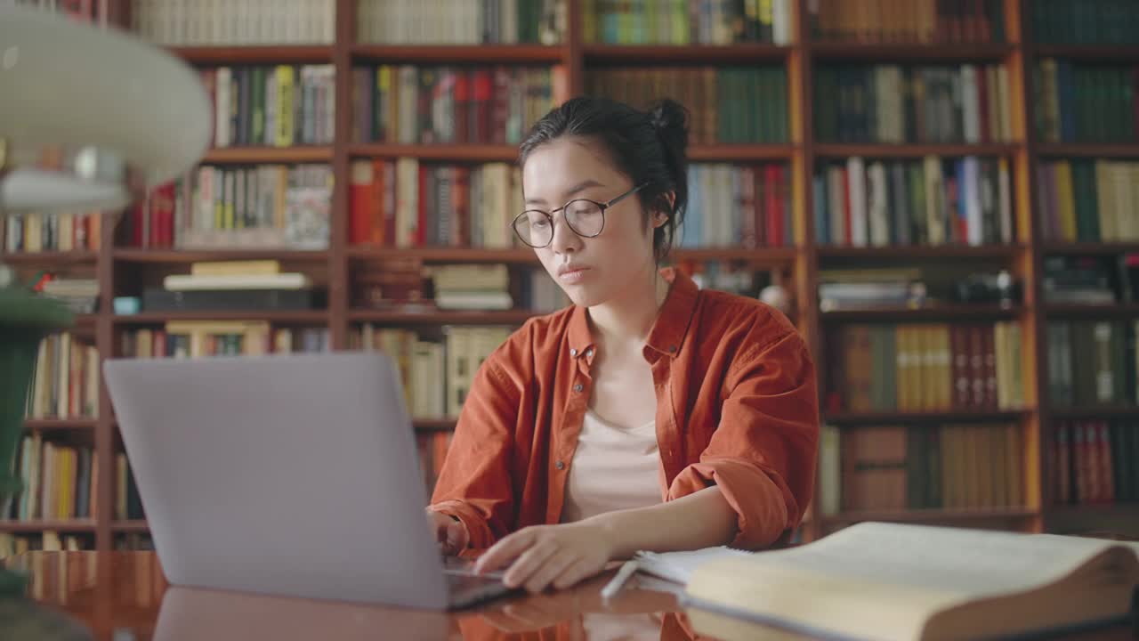 年轻的女学生收到坏消息在电子邮件，失败，失去竞争视频素材