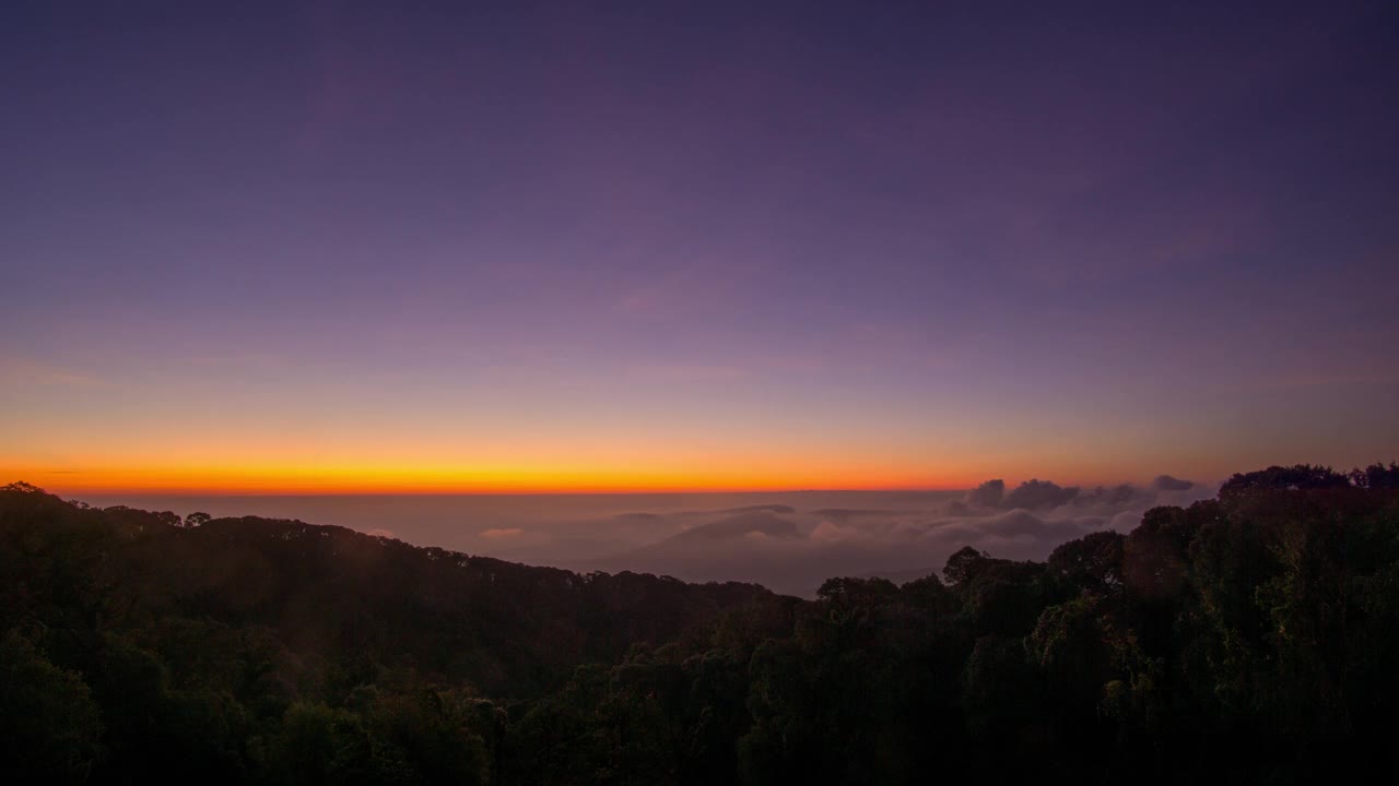 在泰国清迈省的土因丹，东方的晨雾移动着，橙色的地平线在阳光下闪耀。视频素材