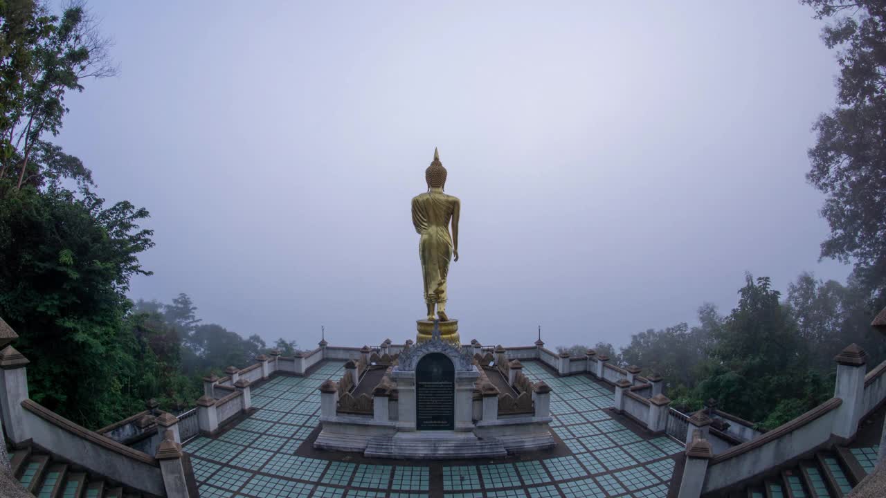 Phra That Khao Noi寺庙，泰国南省，雾天视频素材