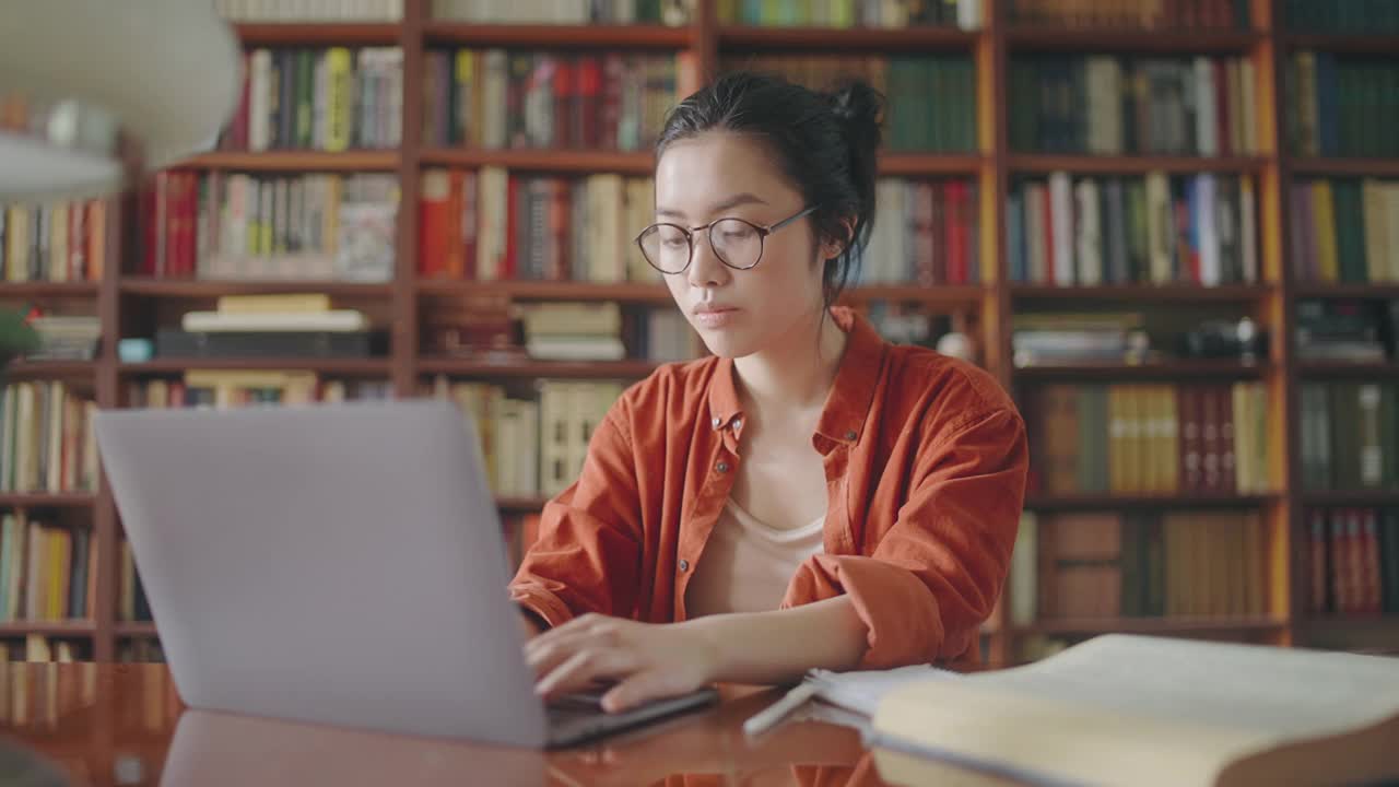 疲惫的女作家摘下眼镜，在笔记本电脑上休息，眼睛疲劳视频素材