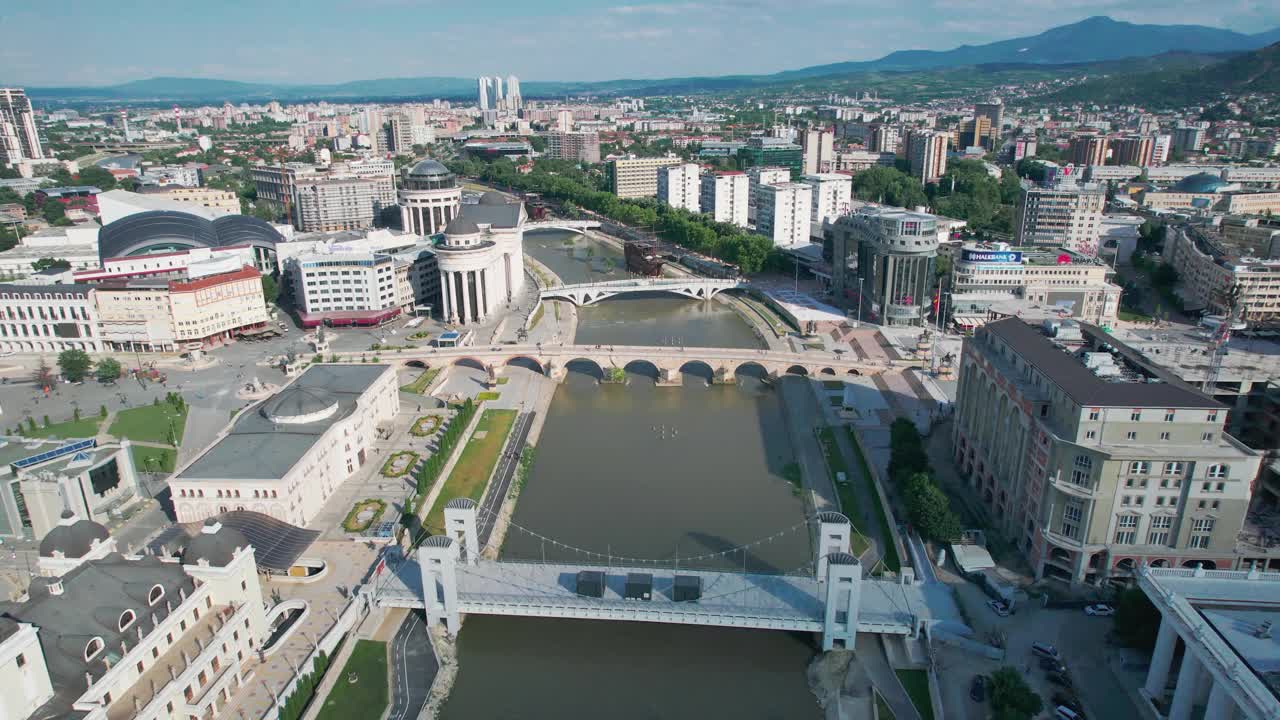 空中全景的斯科普里中心建筑，马其顿。斯科普里市中心全景，瓦尔达尔河和桥梁视频素材