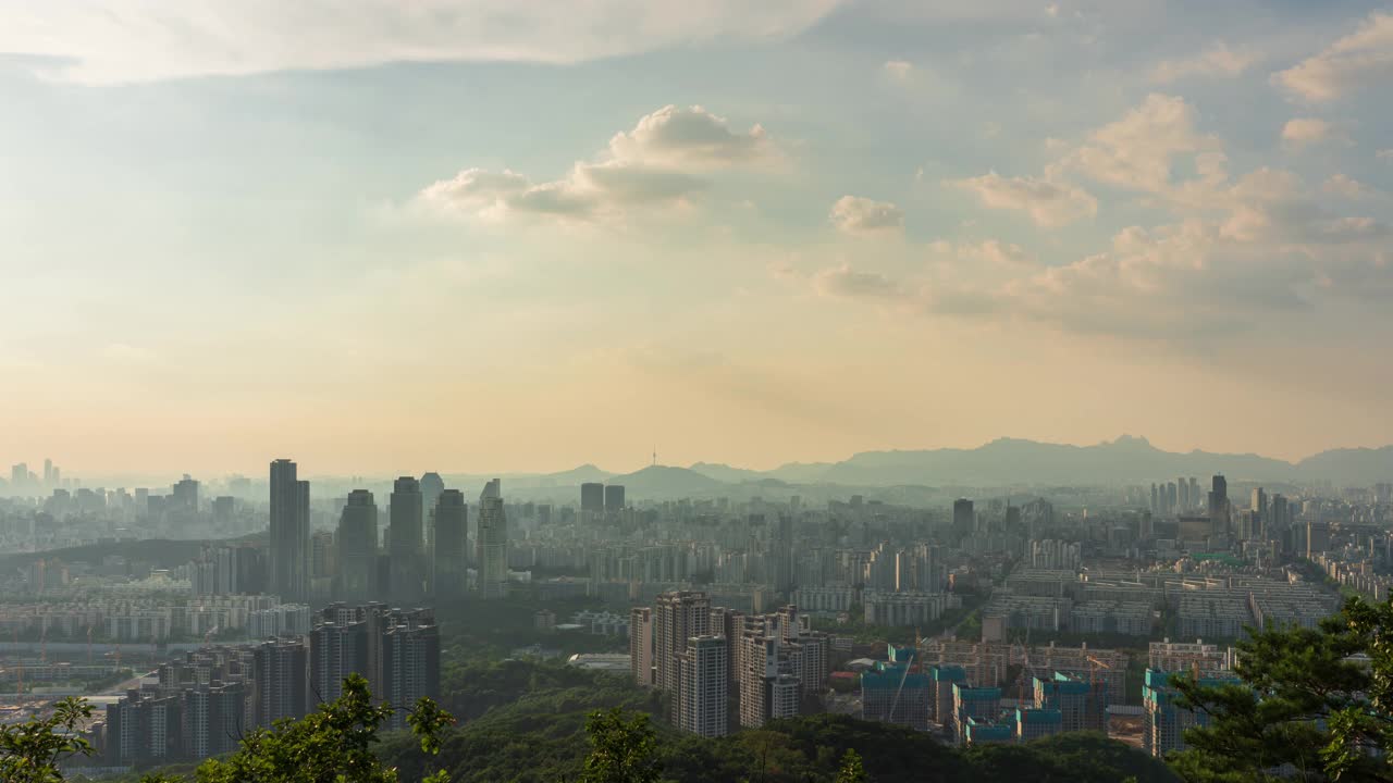 韩国首尔江南区白天区道谷一带的Tower Palace(高层公寓)和市中心公寓视频素材